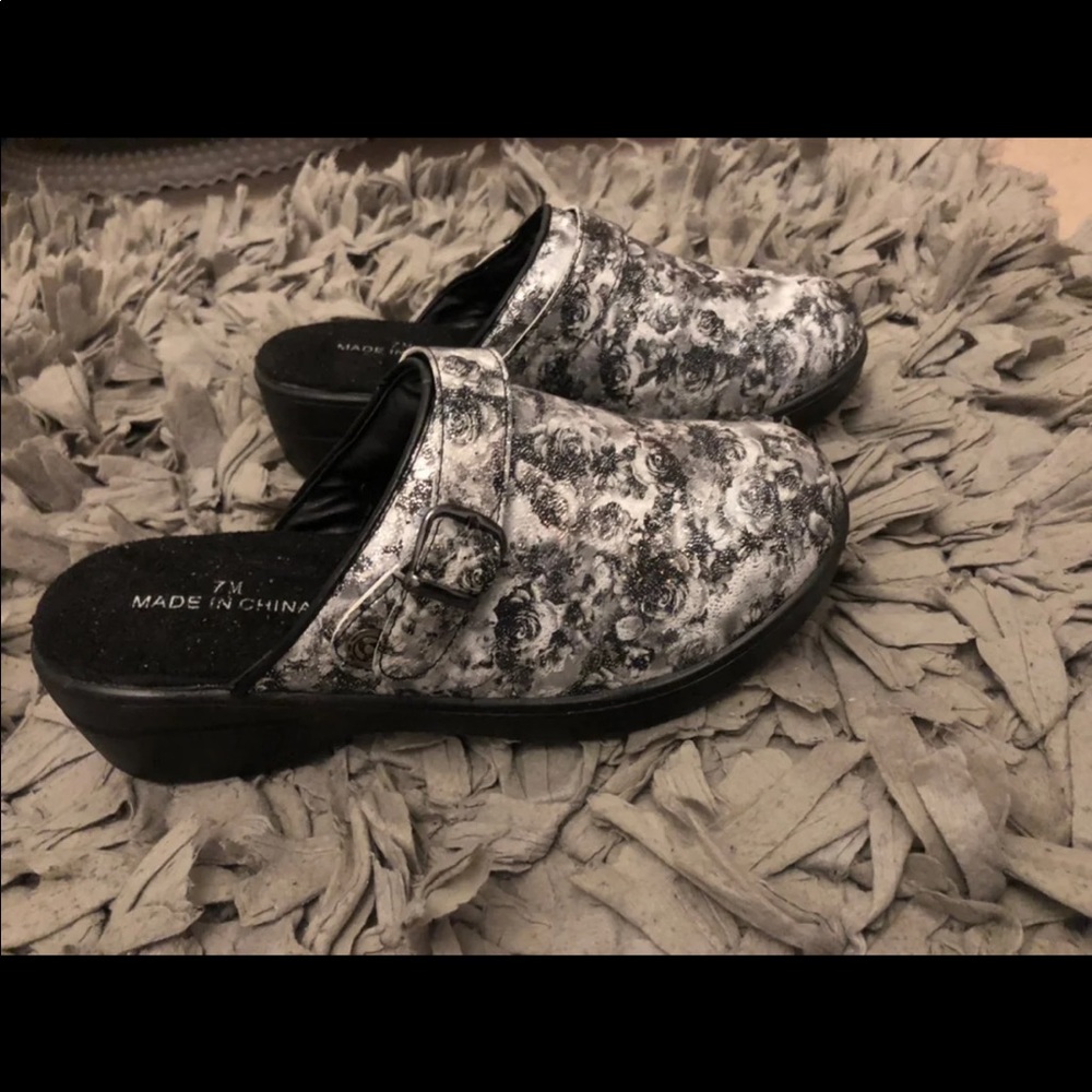 Slip On Clogs - Picture 2 of 3
